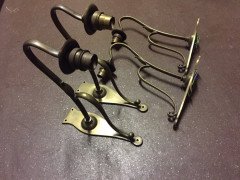 A set of four Arts & Crafts elegantly curved brass wall lights. - Thumbnail 1
