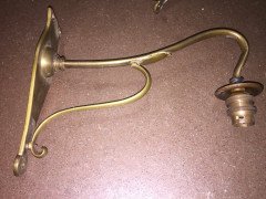 A set of four Arts & Crafts elegantly curved brass wall lights. - Thumbnail 2
