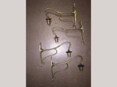 A set of four Arts & Crafts elegantly curved brass wall lights. - Thumbnail 3