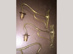 A set of four Arts & Crafts elegantly curved brass wall lights. - Thumbnail 4