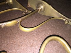 A set of four Arts & Crafts elegantly curved brass wall lights. - Thumbnail 5