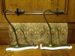 A set of four Arts & Crafts elegantly curved brass wall lights. - Thumbnail 8