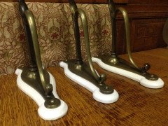 A set of four Arts & Crafts elegantly curved brass wall lights. - Thumbnail 10