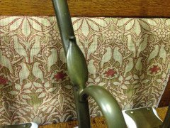 A set of four Arts & Crafts elegantly curved brass wall lights. - Thumbnail 11