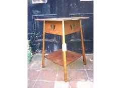 E. A. Taylor for Wylie & Lochhead. A good Glasgow style Arts & Crafts Oak sidetable - Thumbnail 2