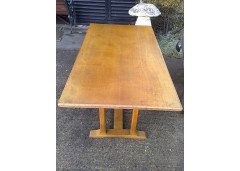 Heal's of London. An Arts & Crafts light Oak six to eight seat refectory dining table - Thumbnail 2