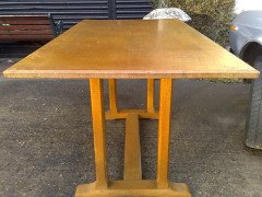 Heal's of London. An Arts & Crafts light Oak six to eight seat refectory dining table - Thumbnail 3