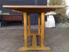 Heal's of London. An Arts & Crafts light Oak six to eight seat refectory dining table - Thumbnail 4