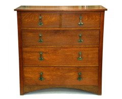 Heal's of London. An Arts & Crafts Oak chest of drawers - Thumbnail 1