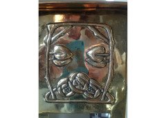 Margaret Gilmour Attributed, a square Glasgow School brass planter with stylised rose and floral details - Thumbnail 4