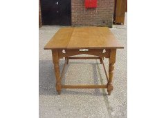 An Arts & Crafts Oak dining table with Voysey style doves bird cut-outs to each corner - Thumbnail 2