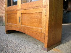 E. A. Taylor for Wylie & Lochhead. A good Glasgow School Oak bookcase - Thumbnail 9