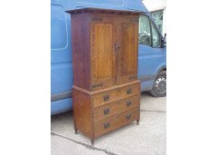 Ambrose Heal for Heal's of London. A superb quality Arts & Crafts 1/4 sawn Oak linen press - Thumbnail 2