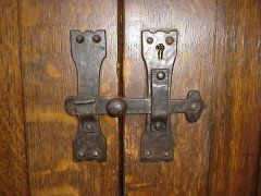 Ambrose Heal for Heal's of London. A superb quality Arts & Crafts 1/4 sawn Oak linen press - Thumbnail 5