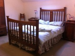Wylie & Lochhead. A top quality Glasgow School Arts & Crafts Oak bedroom pair with 3/4 wardrobe and 4' 6" double bed. - Thumbnail 5