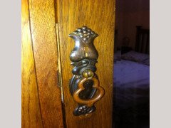 Wylie & Lochhead. A top quality Glasgow School Arts & Crafts Oak bedroom pair with 3/4 wardrobe and 4' 6" double bed. - Thumbnail 12