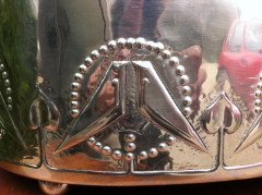 Margaret Gilmour attributed. A good Glasgow school brass planter with embossed kissing birds In the style of Talwin Morris - Thumbnail 3