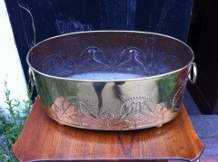 Margaret Gilmour attributed. A good Glasgow school brass planter with embossed kissing birds In the style of Talwin Morris - Thumbnail 5