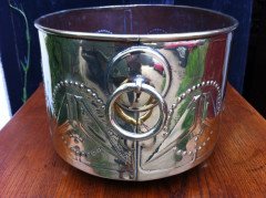 Margaret Gilmour attributed. A good Glasgow school brass planter with embossed kissing birds In the style of Talwin Morris - Thumbnail 6