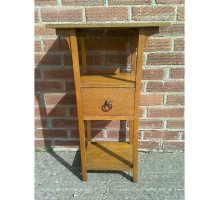 E. W. Godwin for William Watt. A rare and important Anglo-Japanese golden Oak sidetable - Thumbnail 2