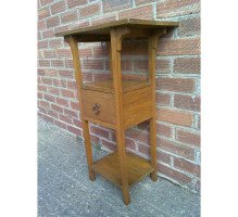 E. W. Godwin for William Watt. A rare and important Anglo-Japanese golden Oak sidetable - Thumbnail 3