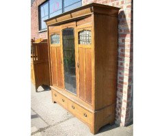Goodhall, Lambs and Heighway. A Glasgow School Arts & Crafts Oak treble wardrobe in the manner of M. H. Baillie Scott - Thumbnail 2