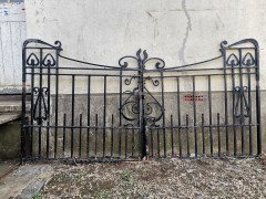 Henry Barton & Co. Rare pair of Arts & Crafts Master Craftsman's hand forged gate - Thumbnail 1