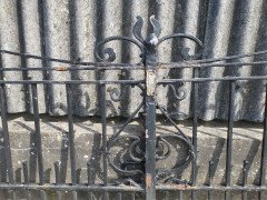 Henry Barton & Co. Rare pair of Arts & Crafts Master Craftsman's hand forged gate - Thumbnail 5