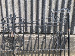 Henry Barton & Co. Rare pair of Arts & Crafts Master Craftsman's hand forged gate - Thumbnail 11