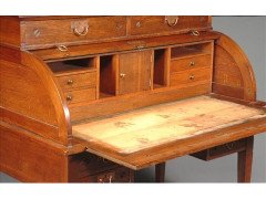 A Continental Secessionist Oak and inlaid cylinder desk in the Glasgow style - Thumbnail 2