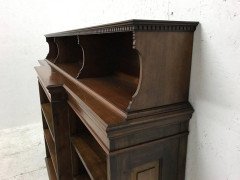 George Jack for Morris & Co. A super quality breakfront walnut open bookcase - Thumbnail 4