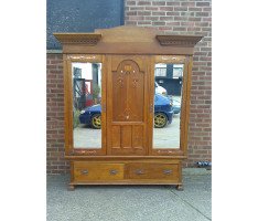 Shapland & Petter. A good Arts & Crafts Oak treble wardrobe in the Glasgow Style - Thumbnail 1