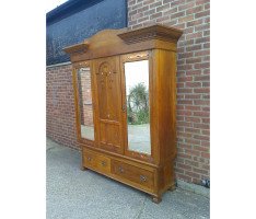 Shapland & Petter. A good Arts & Crafts Oak treble wardrobe in the Glasgow Style - Thumbnail 2