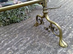 An Arts & Crafts brass fire screen - Thumbnail 5