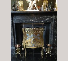 Birmingham Guild of Handicraft. An exceptional Arts & Crafts brass and steel fire screen and matching brass fire dogs - Thumbnail 1