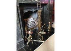 Birmingham Guild of Handicraft. An exceptional Arts & Crafts brass and steel fire screen and matching brass fire dogs - Thumbnail 3