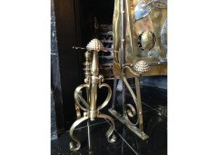 Birmingham Guild of Handicraft. An exceptional Arts & Crafts brass and steel fire screen and matching brass fire dogs - Thumbnail 4