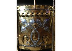 Birmingham Guild of Handicraft. An exceptional Arts & Crafts brass and steel fire screen and matching brass fire dogs - Thumbnail 8