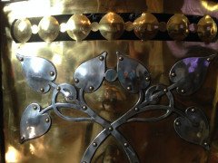 Birmingham Guild of Handicraft. An exceptional Arts & Crafts brass and steel fire screen and matching brass fire dogs - Thumbnail 9
