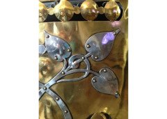 Birmingham Guild of Handicraft. An exceptional Arts & Crafts brass and steel fire screen and matching brass fire dogs - Thumbnail 10